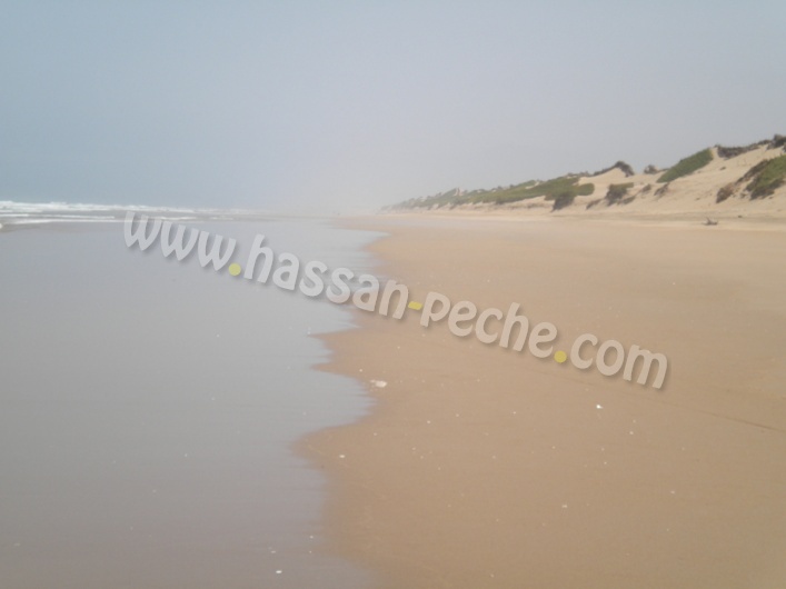 La plage de IGGIN SDIST  sud de l'embouchure de l'oued Souss. 