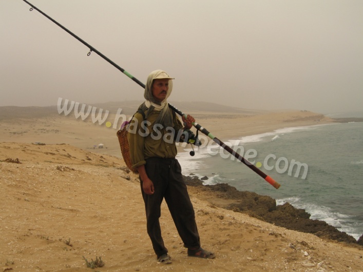 un pecheur au bord de Sidi boulfdail - Massa